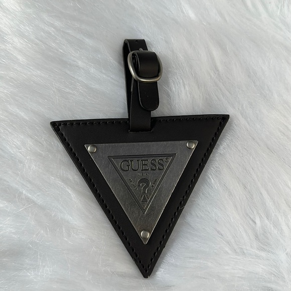 New GUESS Triangle Key Ring - Picture 1 of 4